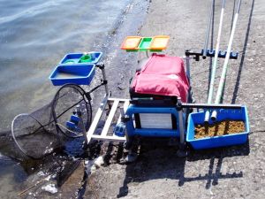 Снаряжение рыболова для ловли на поплавочную удочку с берега